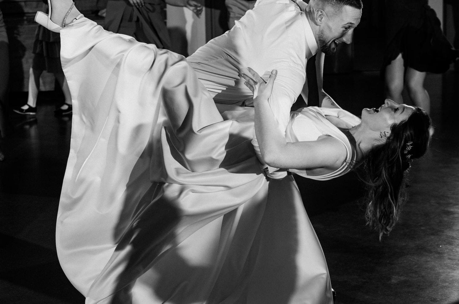 Para tańczy na weselu, czarno-białe zdjęcie.