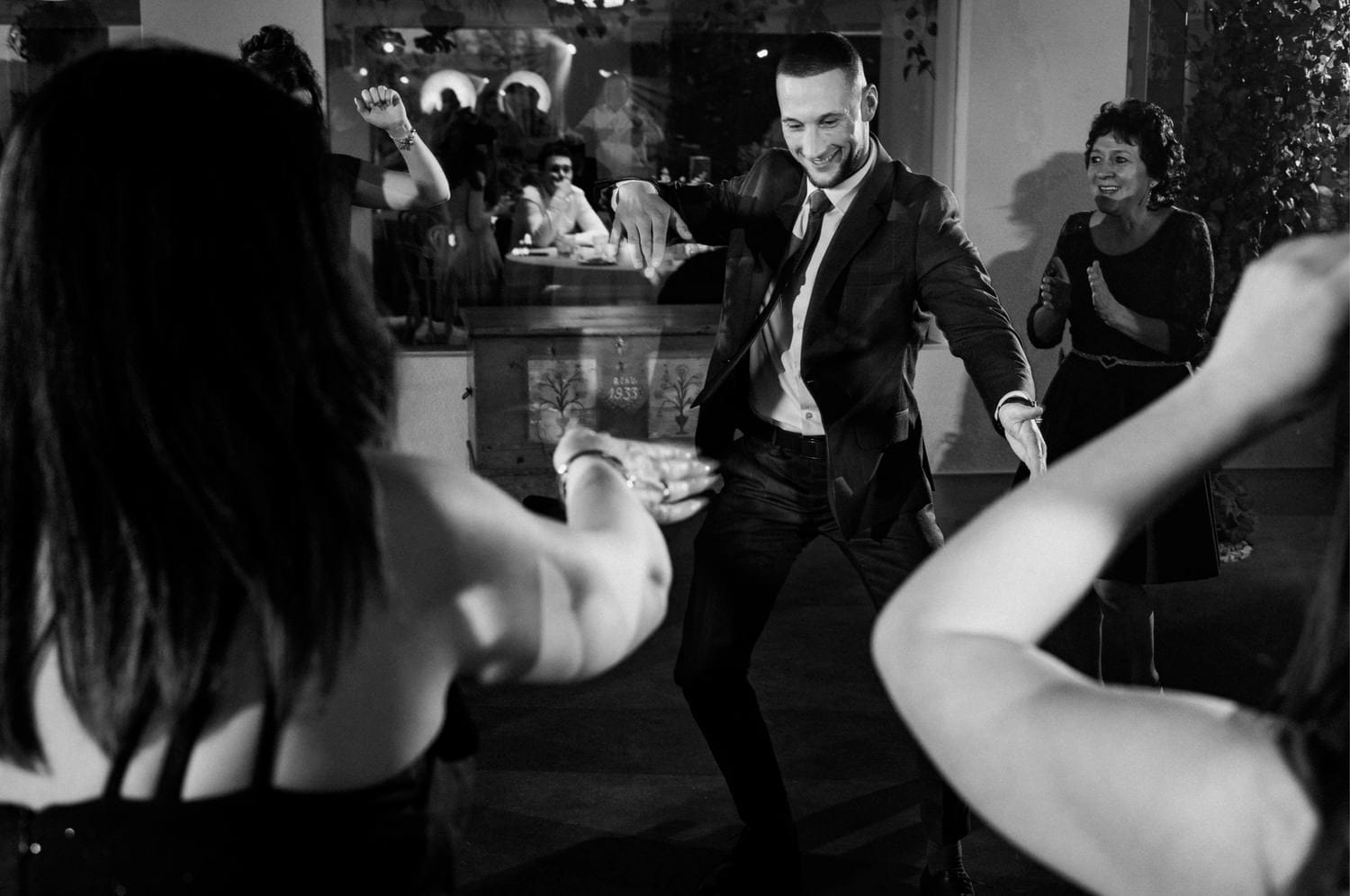 Ludzie tańczą na przyjęciu, radosna atmosfera.