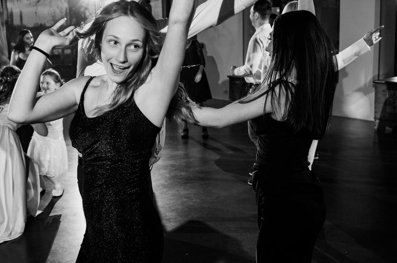 Tańczące kobiety na przyjęciu weselnym.