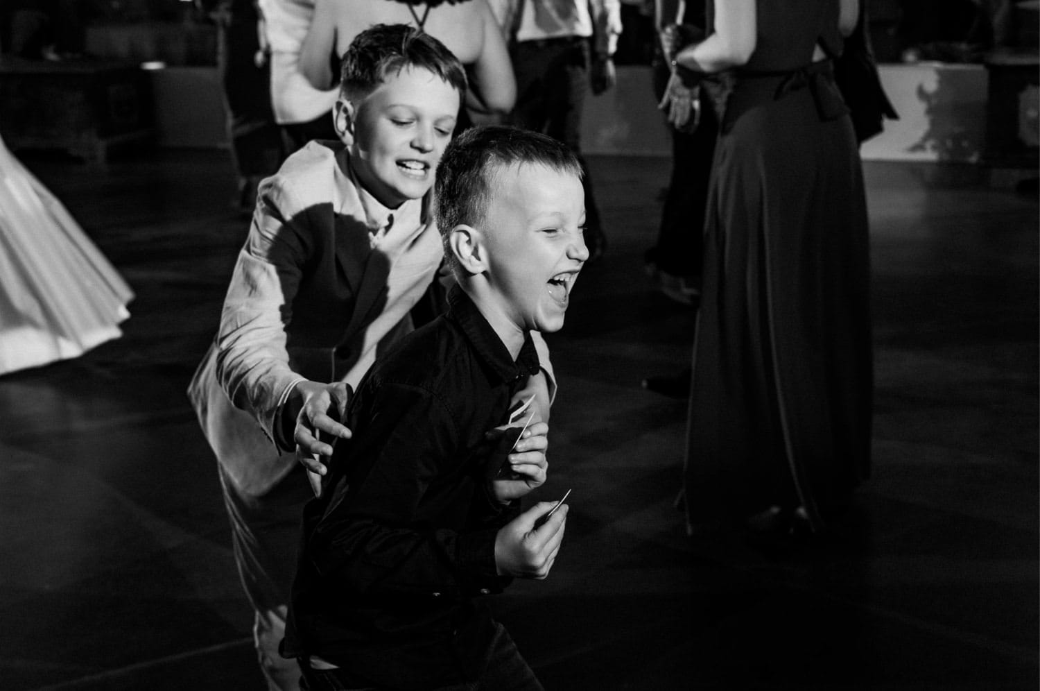 Dzieci bawią się na parkiecie podczas wesela.