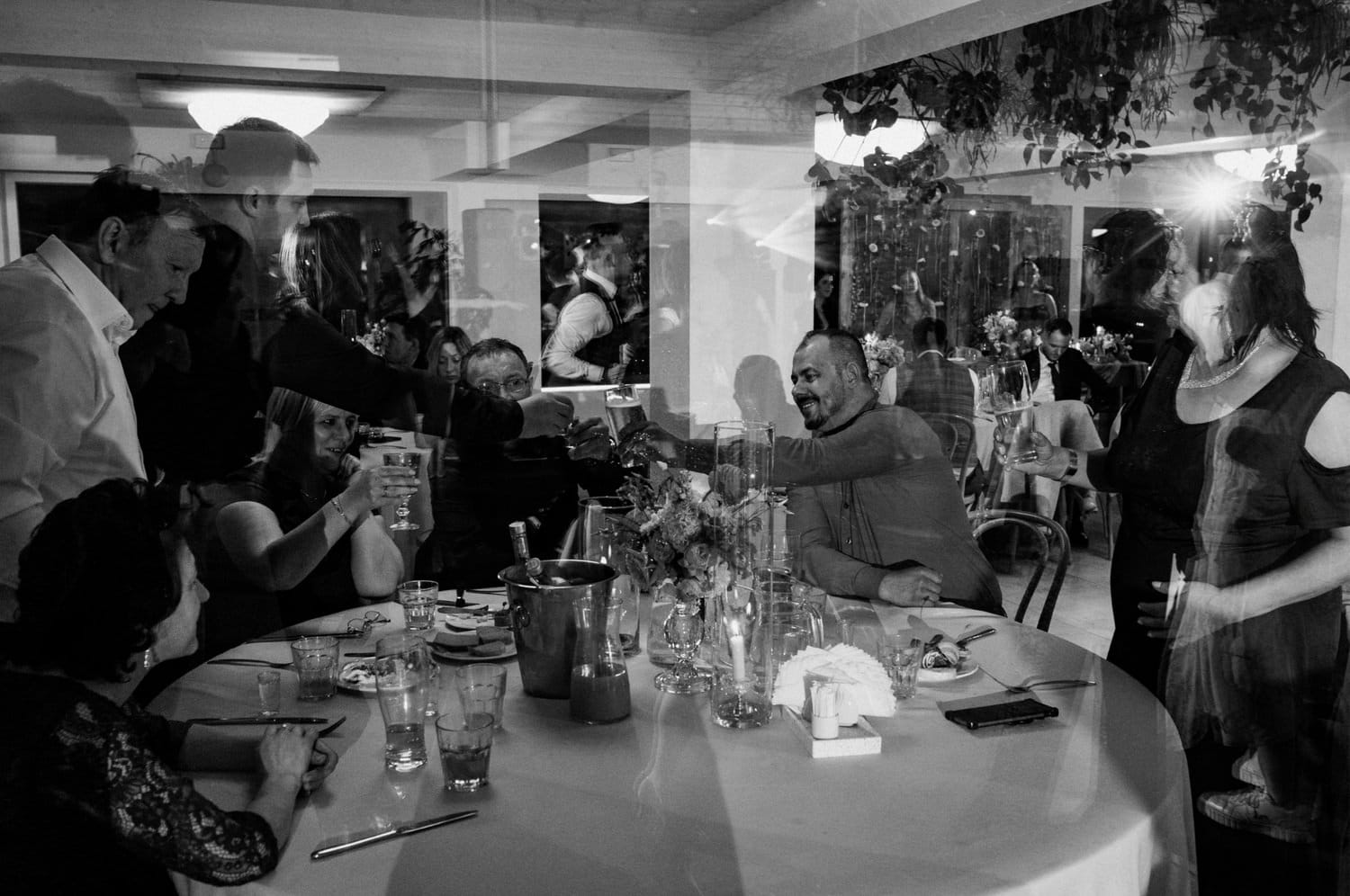 Grupa ludzi przy stole na przyjęciu.