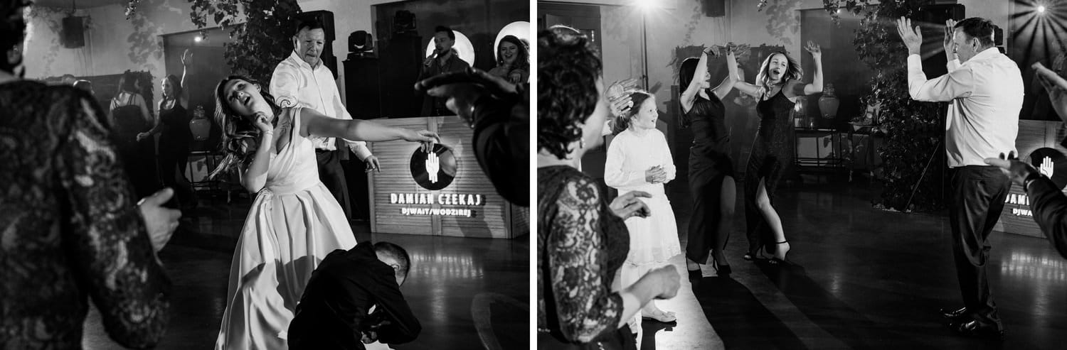 Goście tańczą na weselu, czarno-biała fotografia.