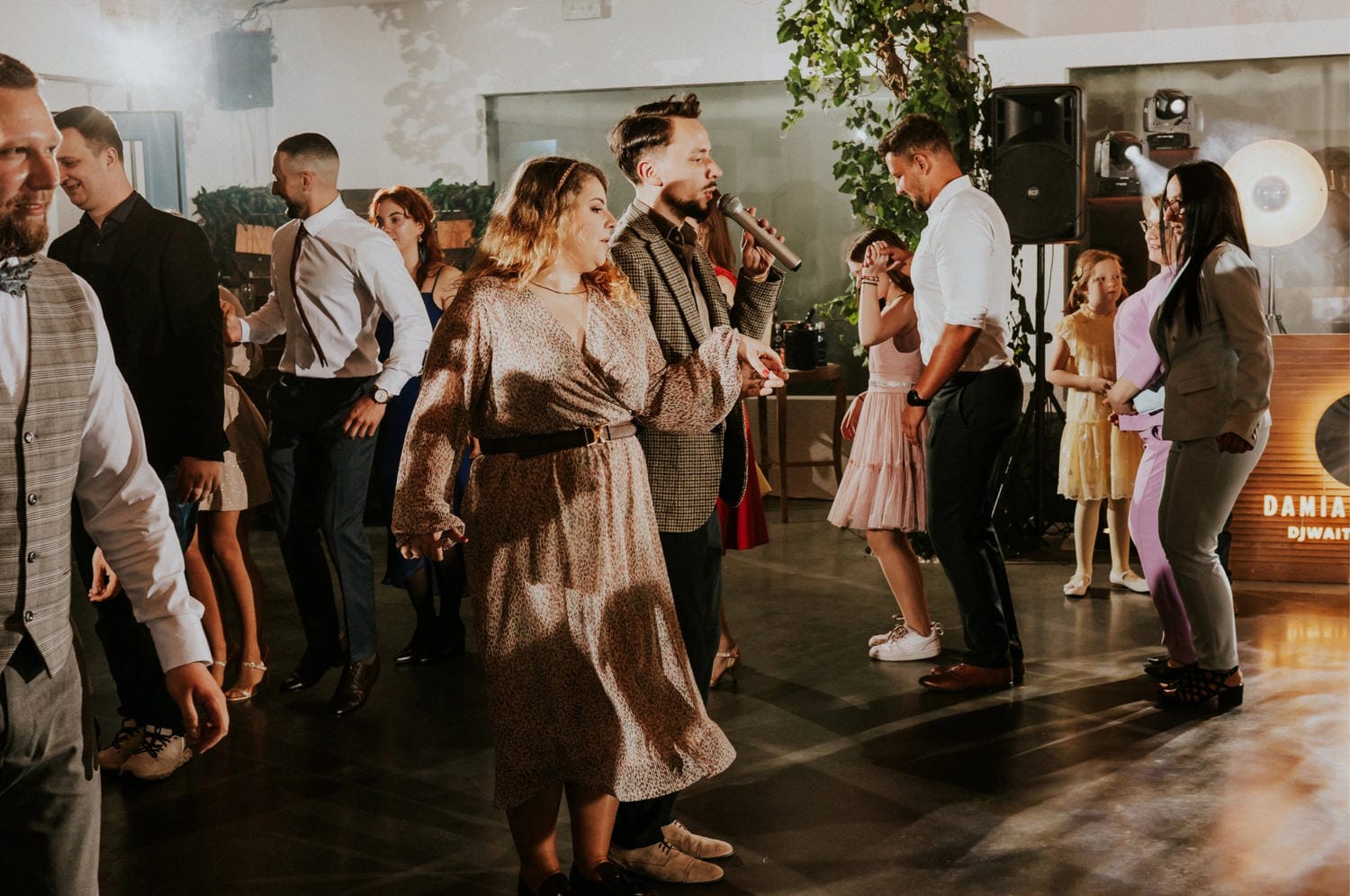 Grupa ludzi tańczy na przyjęciu.