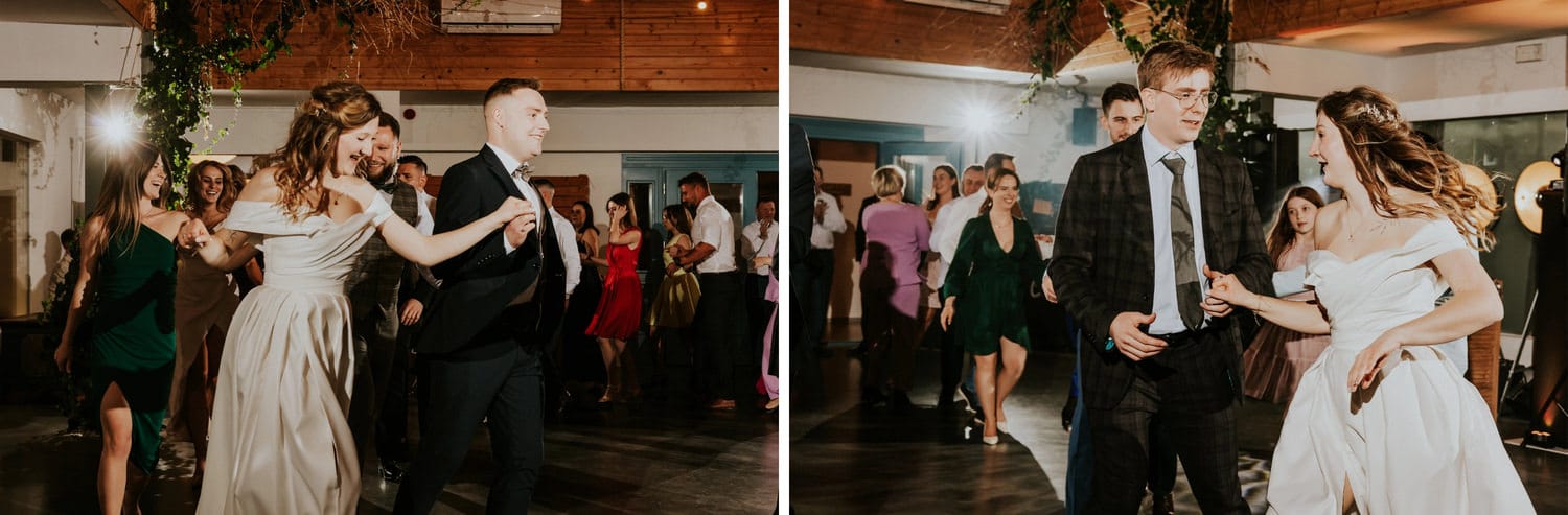 Para młoda tańczy na weselu z gośćmi.