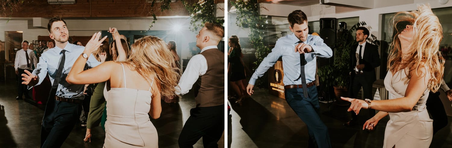 Ludzie tańczący na weselu, radość i zabawa.