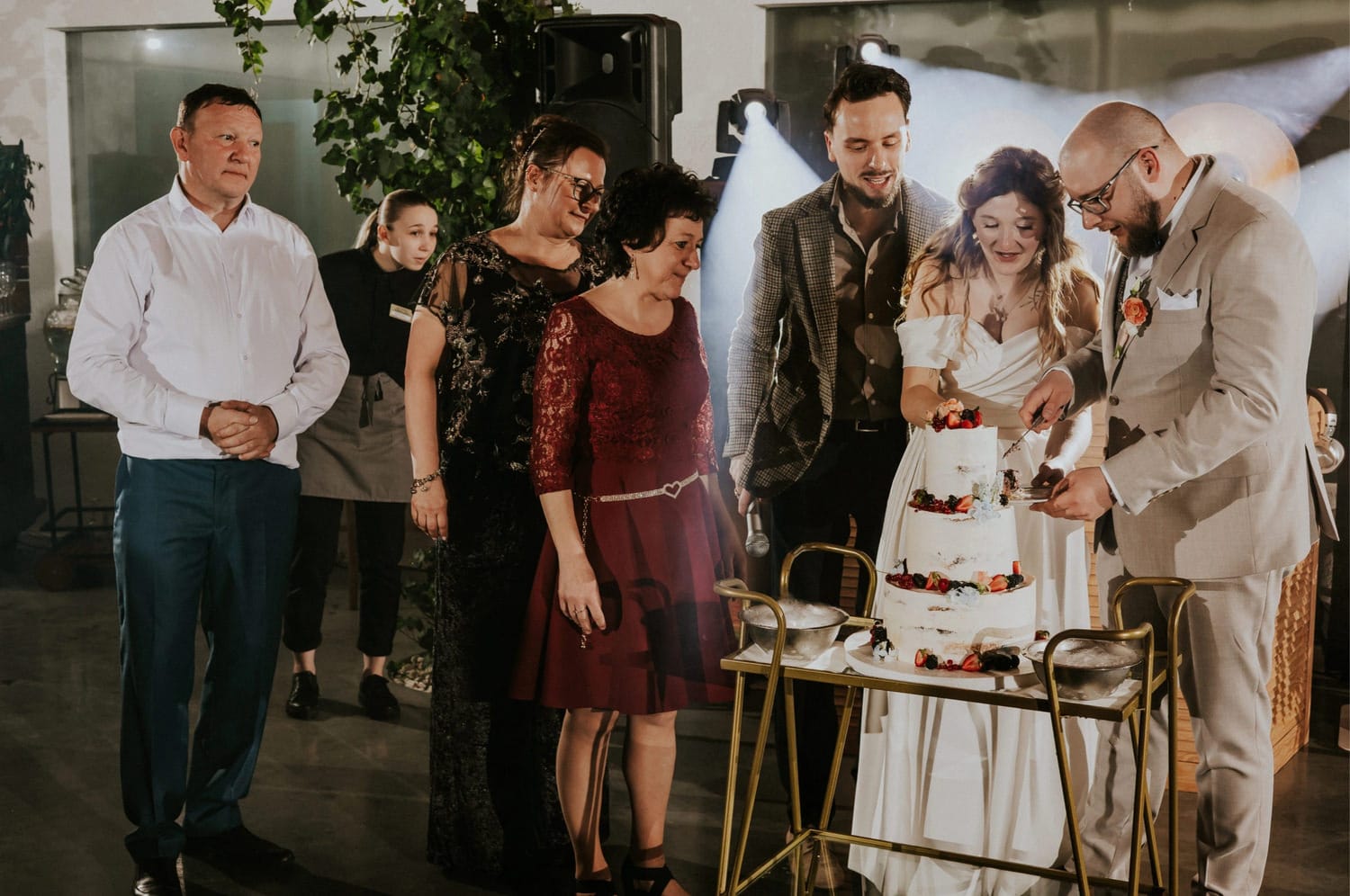 Para młoda krojąca tort weselny