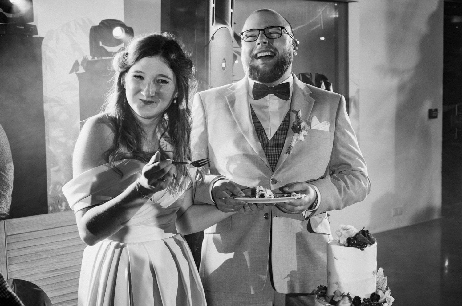 Para młoda przy torcie weselnym.