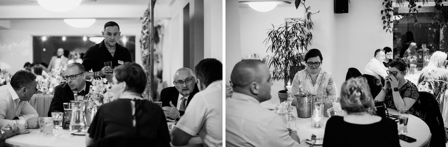 Ludzie przy stole na przyjęciu weselnym