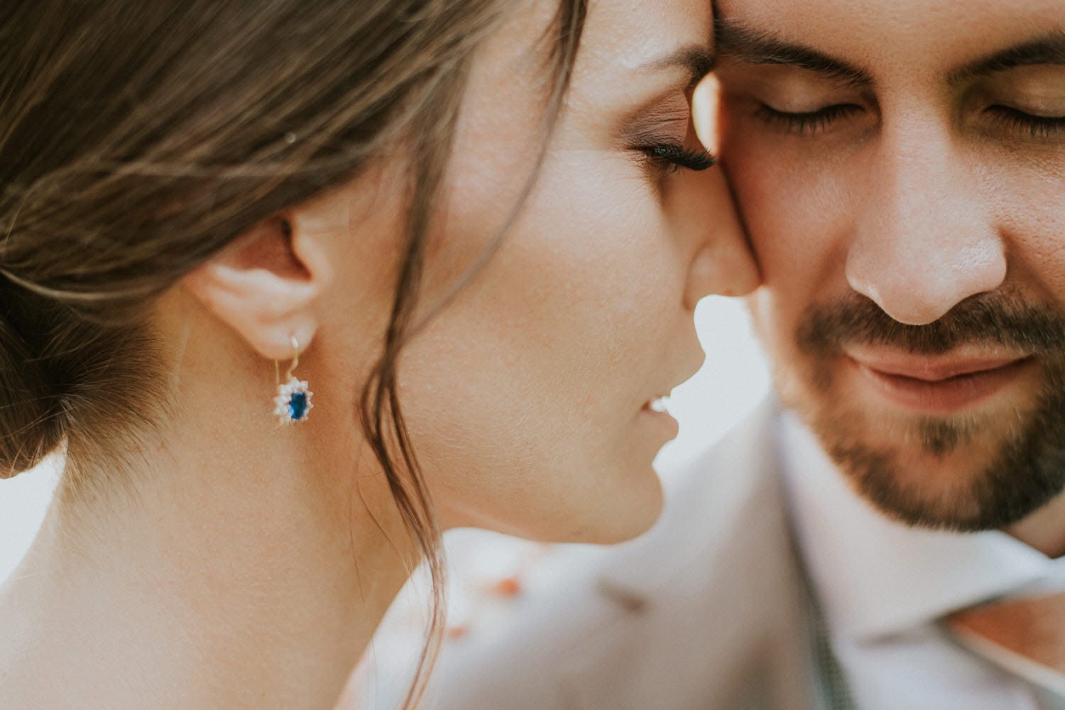 Para młoda w czułym uścisku.