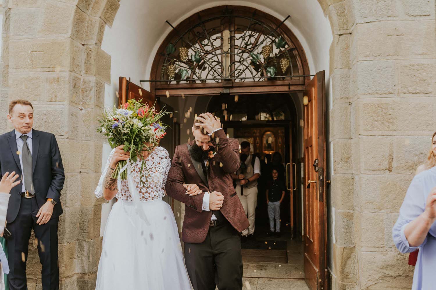 Para młoda przy wyjściu z kościoła po ślubie.