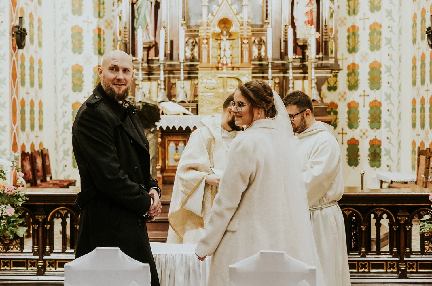 Ślub kościelny para młoda w kościele ozdobnym.