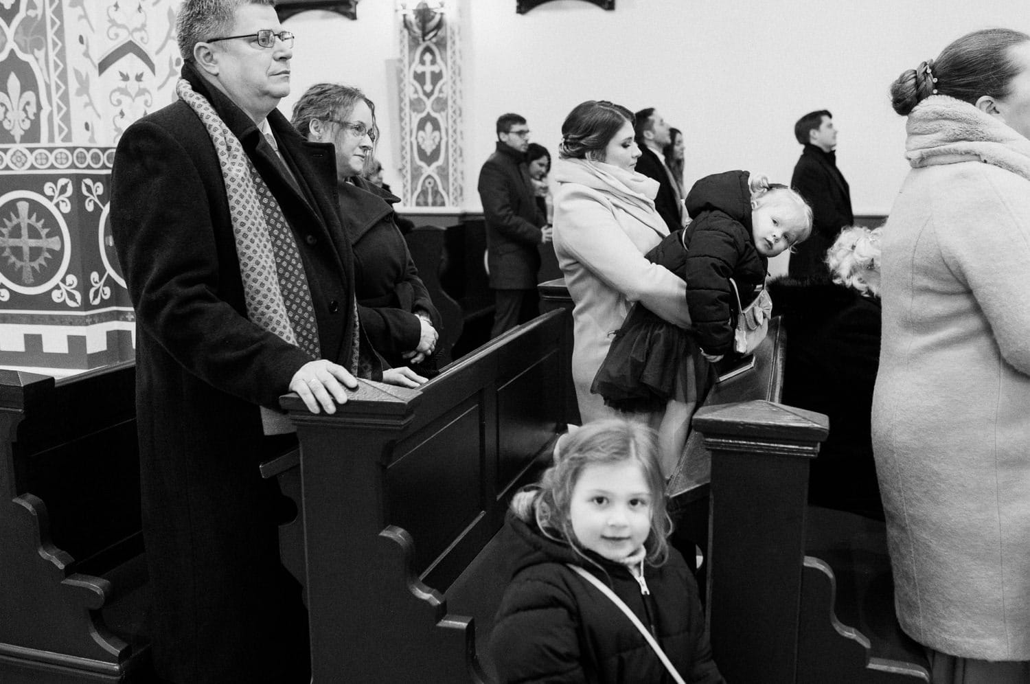 Ludzie modlący się w kościele.