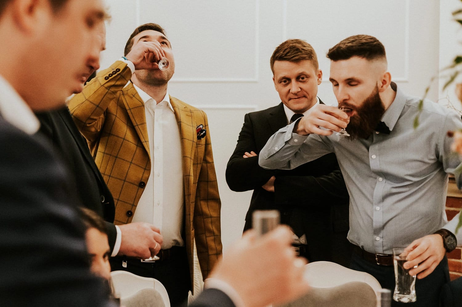 Mężczyźni pijący napoje na imprezie.