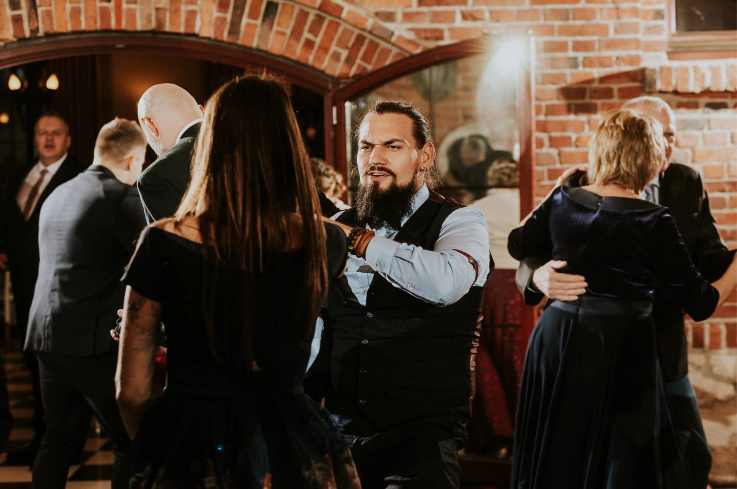 Ludzie tańczący na przyjęciu w eleganckim wnętrzu