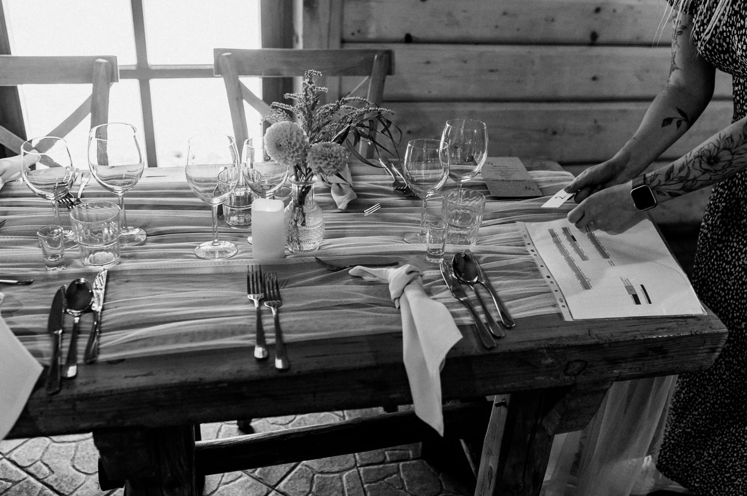 Zastawiony stół weselny z dekoracjami i kartą menu.