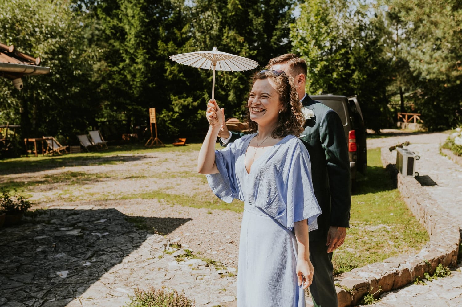 Kobieta z parasolką na zewnątrz.