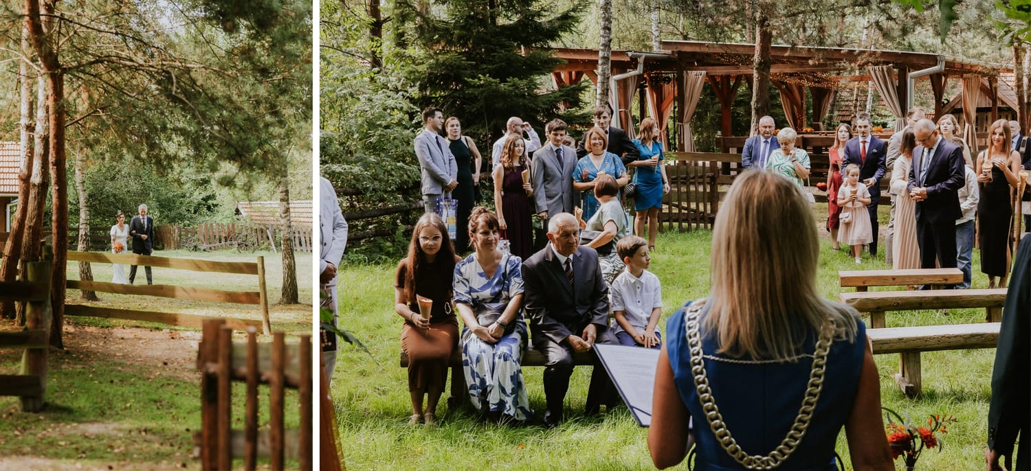 Ślub plenerowy w lesie, goście siedzą na ławkach.