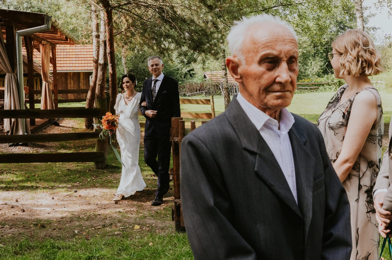 Para młoda podczas ceremonii ślubnej w ogrodzie.