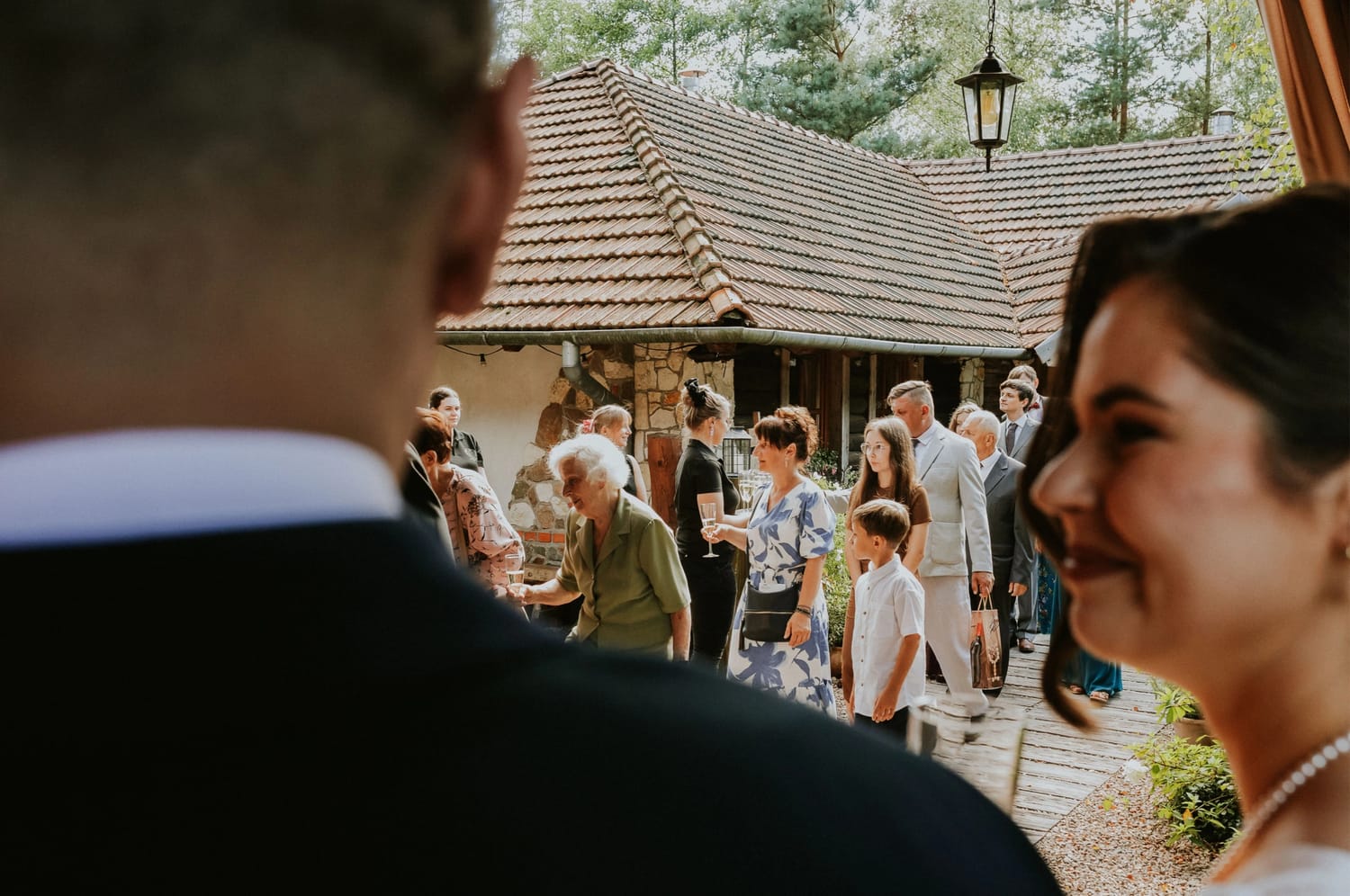 Uroczystość na świeżym powietrzu, goście na przyjęciu.