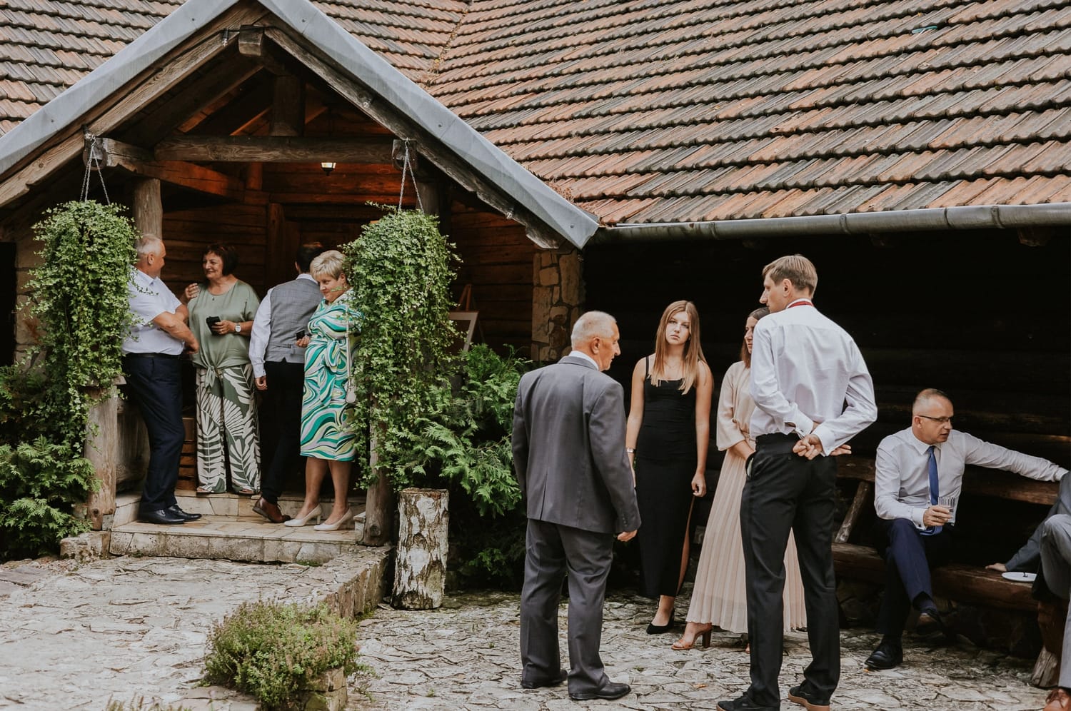Spotkanie towarzyskie przed drewnianą chatą