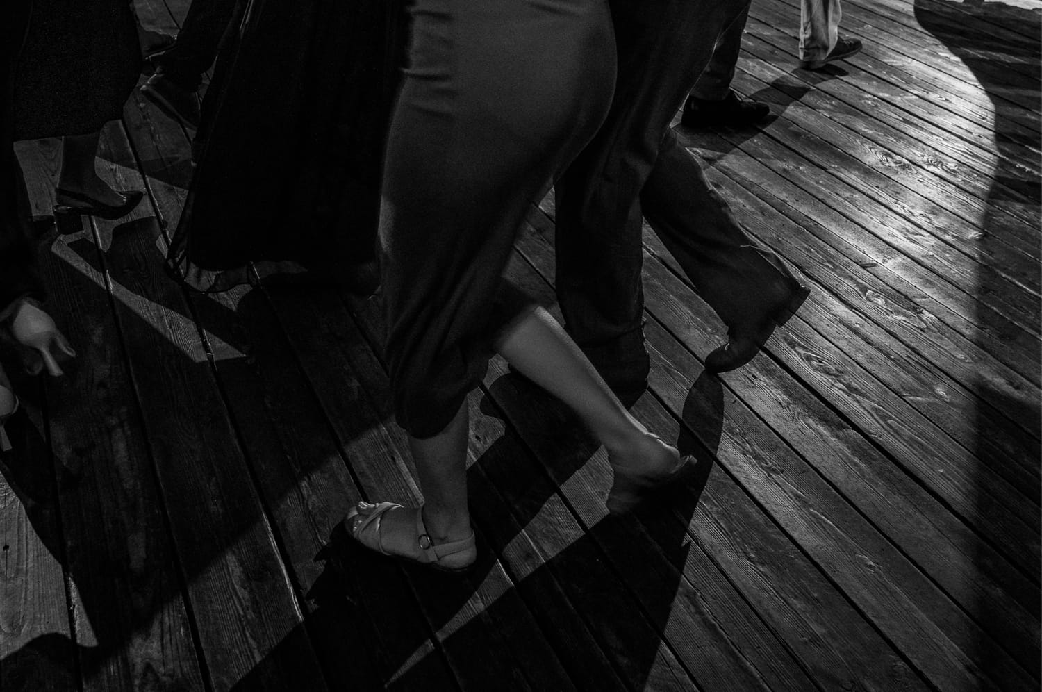 Para tańcząca tango na drewnianej podłodze