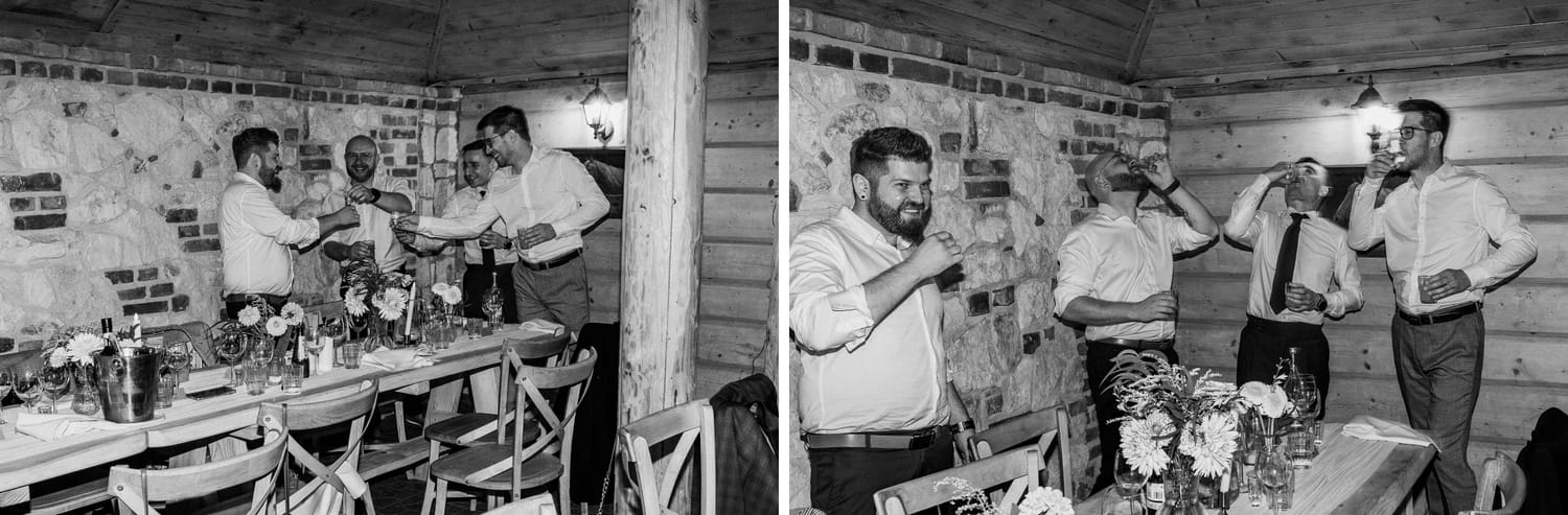 Mężczyźni świętują przy stole na przyjęciu w restauracji.