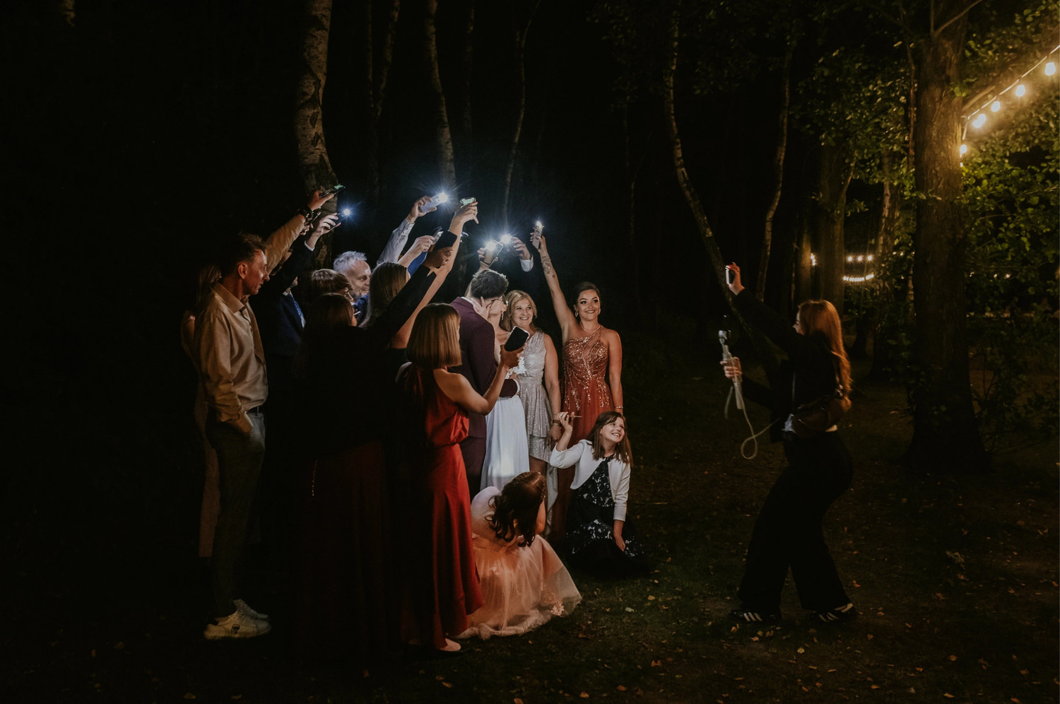nocne zdjęcia obok białego domu w paniówkach